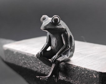 Meditating Frog Brass Figurine – Peaceful Mini Statue