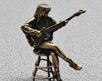 Mini escultura de guitarrista de latón / Fundición a la cera perdida / Figura de músico