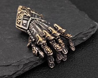 Colgante Mano Guardiana – Joyería Steampunk estilo armadura medieval