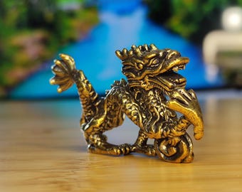 Figura de dragón de latón macizo: escultura de criatura mítica para escritorio, estantería, decoración de fantasía o regalo de coleccionista.