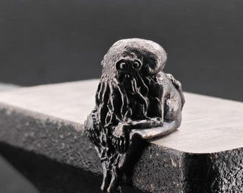 Cthulhu Infant Thinker Figurine – Aged Brass Lovecraftian Miniature, Cosmic Horror Desk Sculpture, Gothic Collectible