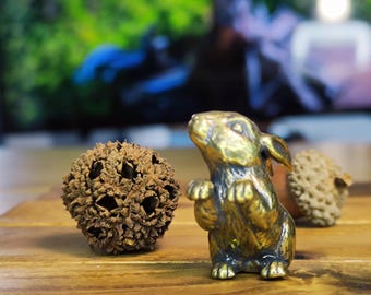 Figura de conejo de latón: escultura artesanal en miniatura para escritorio, estantería, oficina o como regalo de coleccionista.