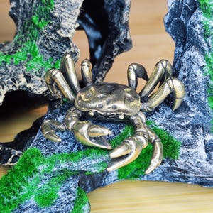 Miniatur-Krabbe aus goldenem Messing - Strukturierte, maritim inspirierte Skulptur für Schreibtisch, Bücherregal oder Display, einzigartige Sammlerverzierung
