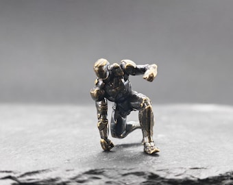 Figura de héroe arrodillado hecha a mano en latón: un regalo ideal para decorar el escritorio.