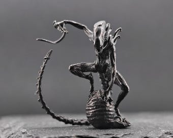 Brass Alien vs Predator Queen Guard – Micro World Figure