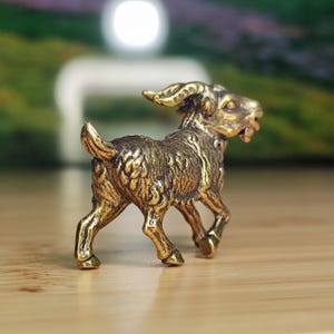 Figurine de chèvre fabriquée à la main en laiton : décor animalier miniature