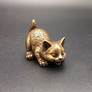 Entzückende handgefertigte Kitty, zusammengerollte Pose, detailliertes Miniatur-Sammeldekor für Katzenliebhaber