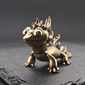 Figurine dragon-lézard en laiton - sculpture de reptile complexe fantastique pour bureau, étagère, cadeau de joueur ou décoration de collectionneur