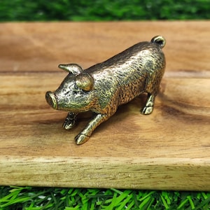Mosiężna figurka świni, ręcznie robiona miniaturowa statuetka dla kolekcjonerów, miłośników zwierząt i wyjątkowa ozdoba biurka lub półki