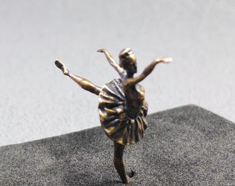 Figura de bailarina de latón en miniatura – Fundición a la cera perdida