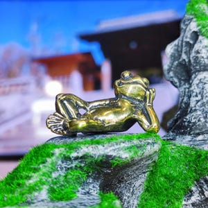 Zengrodafigur i mässing – Skulptur i avslappnad pose och meditation för skrivbord, hylla, Feng Shui eller samlarpresent