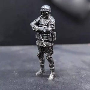 Klein koperen soldaatbeeldje miniatuur legerornament voor bureau, gaming-opstelling, militaire display, verzamelcadeau, prullaria