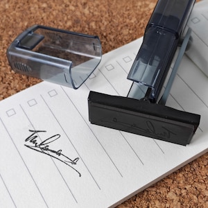 Sello de firma portátil, plegable y preentintado de 38 x 14 mm: compacto, duradero, con carcasa de múltiples colores para profesionales en movimiento, retráctil.