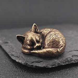 Figurine de chat fabriquée à la main en laiton - Sculpture miniature de chaton endormi