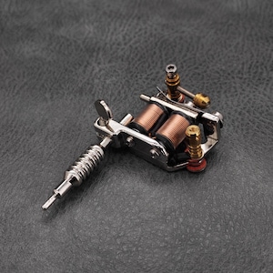 Collar con colgante de máquina de tatuaje de metal 3D: acabado en plata antigua, cadena de acero inoxidable