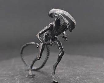 Figura alienígena en miniatura: escultura de ciencia ficción de latón