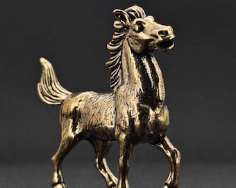 Figura de caballo de latón en miniatura para coleccionistas, arte de escritorio y decoración del hogar con temática ecuestre.