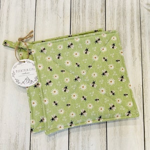 Set of 2 Handmade Potholders, Spring Daisies, Bees, Potholders, Sage and Yellow,