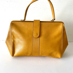 DELLA NOVITA 1970s firmado mostaza amarillo cierre de concha mango superior bolso de mano tamaño grande