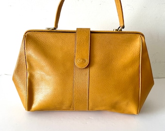DELLA NOVITA 1970s Signed Mustard Yellow Clamshell Closure Top Handle Tote Handbag Size Large