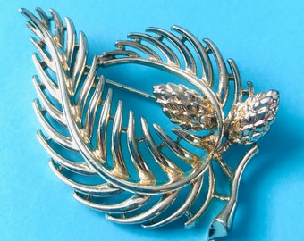 Vintage LISNER 60&#39;s Brooch Gold Tone Signed Designer Vintage Jewelry Figural