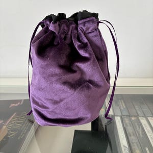 Lussuosa borsa in velluto, con fodera in raso. Borsa da polso con coulisse in nastro, borsa da sera in stile gotico, borsa per dadi.