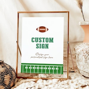 Op de afbeelding: Een afdrukbaar bord met een voetbalafbeelding en de tekst "CUSTOM SIGN" in groene letters. Het bord bevat ook de tekst "Design your personalized sign here" en een groene voetbalveld afbeelding met yard lines.