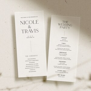 K&ouml;nnte beinhalten: Zwei wei&szlig;e Karten mit schwarzem Text, die die Hochzeitszeremonie und die Hochzeitsgesellschaft f&uuml;r eine Hochzeit von Nicole und Travis am 10. Mai 2026 in New York, NY, beschreiben.