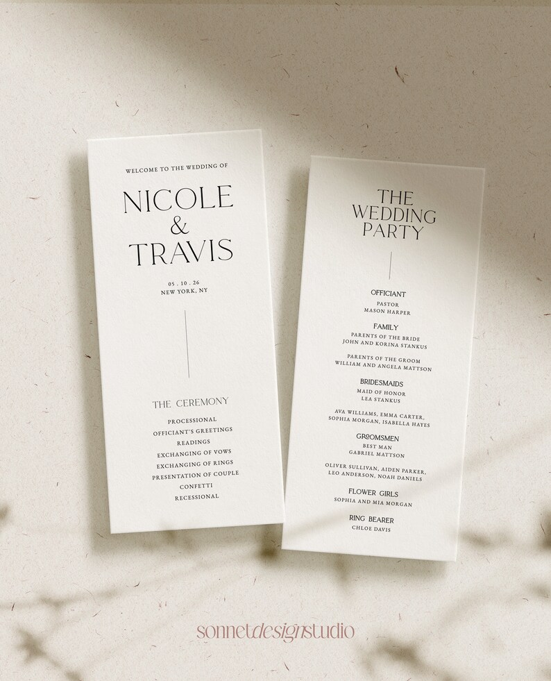 K&ouml;nnte beinhalten: Zwei wei&szlig;e Karten mit schwarzem Text, die die Hochzeitszeremonie und die Hochzeitsgesellschaft f&uuml;r eine Hochzeit von Nicole und Travis am 10. Mai 2026 in New York, NY, beschreiben.
