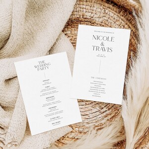 K&ouml;nnte beinhalten: Zwei wei&szlig;e Karten mit schwarzem Text auf einem gewebten Hintergrund. Die obere Karte lautet "Willkommen zur Hochzeit von Nicole & Travis" mit Datum und Ort. Die untere Karte lautet "Die Hochzeitsgesellschaft" und listet den Standesbeamten, die Familie, die Brautjungfern, die Trauzeugen, die Blumenm&auml;dchen und den Ringtr&auml;ger auf.