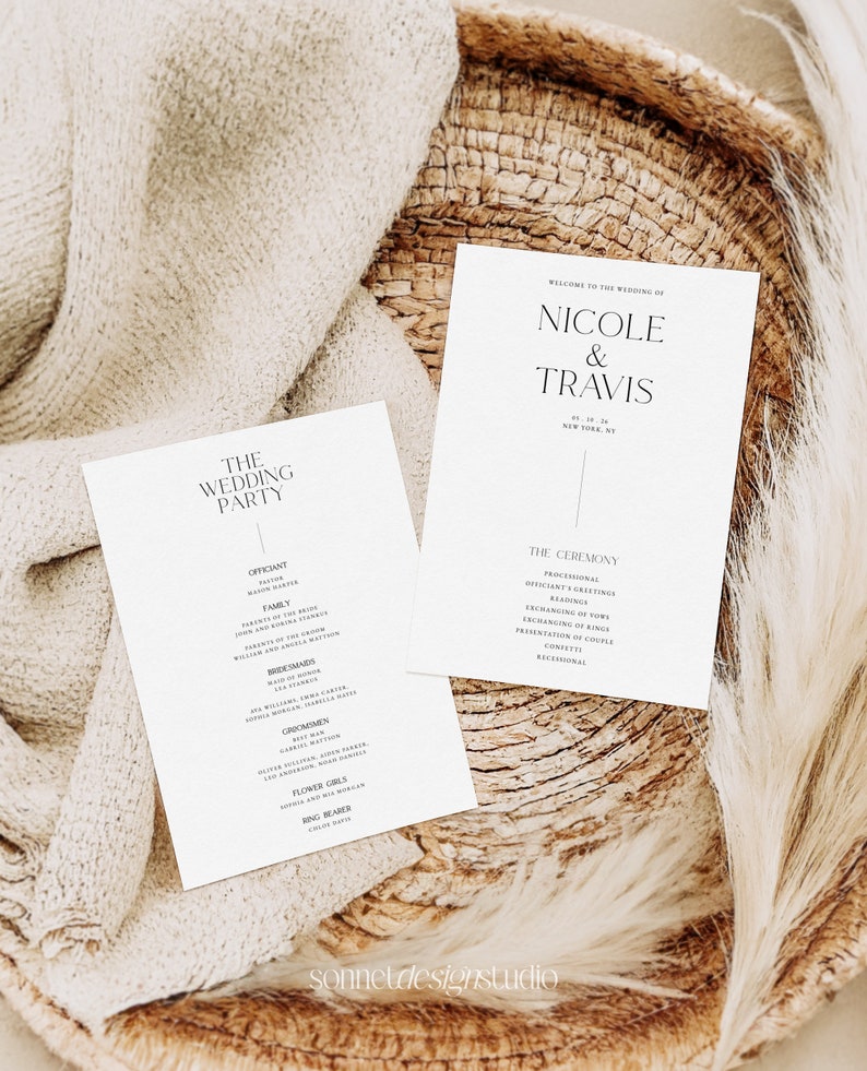 K&ouml;nnte beinhalten: Zwei wei&szlig;e Karten mit schwarzem Text auf einem gewebten Hintergrund. Die obere Karte lautet "Willkommen zur Hochzeit von Nicole & Travis" mit Datum und Ort. Die untere Karte lautet "Die Hochzeitsgesellschaft" und listet den Standesbeamten, die Familie, die Brautjungfern, die Trauzeugen, die Blumenm&auml;dchen und den Ringtr&auml;ger auf.
