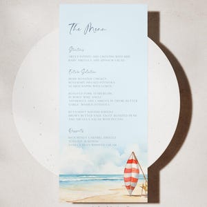Może przedstawiać: Błękitna i biała karta menu ślubnego z akwarelową ilustracją plaży z czerwoną i białą deską surfingową w paski. Menu zawiera przystawki, dania główne i desery. Tekst na karcie brzmi "The Menu", "Starters", "Entree Selection", "Desserts" i "sonnetdesignstudio".