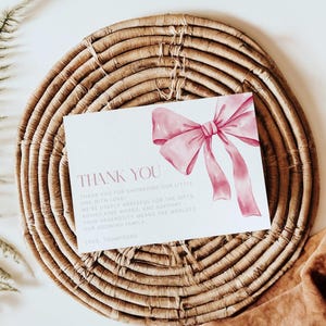 Plantilla de tarjeta de agradecimiento para el primer cumpleaños de una niña con lazo rosa Tarjeta de agradecimiento para fiesta infantil con lazo rosa coqueto Tarjeta de agradecimiento personalizada para niños n.° k19