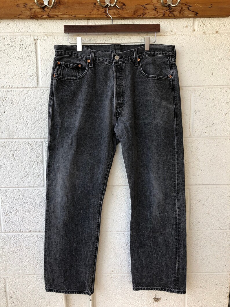 black mom jeans levis