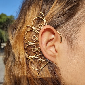 Geometrischer Ohrring mit Elfenmotiv