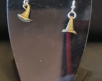 Pendientes de gancho de plata de ley con sombrero de bruja en tono bronce