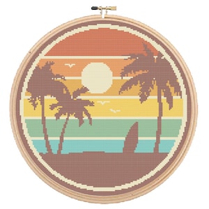 Puede incluir: Un patrón de punto de cruz de una puesta de sol sobre una playa con palmeras y una tabla de surf. Los colores son naranja, amarillo, azul y verde.