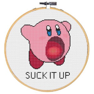 Puede incluir: Un personaje de dibujos animados rosa y rojo con una boca grande y ojos azules, en un aro de bordado blanco con el texto "SLICK IT UP".