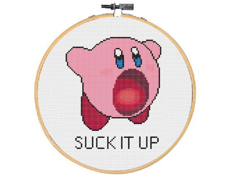 Puede incluir: Un personaje de dibujos animados rosa y rojo con una boca grande y ojos azules, en un aro de bordado blanco con el texto "SLICK IT UP".