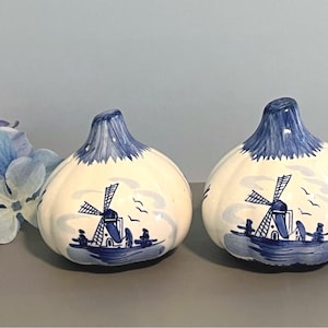 Delft Blue Windmill Salt Pepper Shakers Vtg Floral Dutch Themed Kitchen Decor