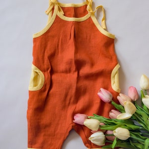 Natürlicher Leinen Jumpsuit “Flory”, Orange Strampler für Jungen / Mädchen, Baby Jumpsuit, Sommer Strampler, Kinder Strampler, Unisex, Kinderkleidung