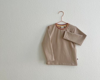 cooles einfaches Longsleeve in graubeige mit bunt gestreiftem Halsbündchen