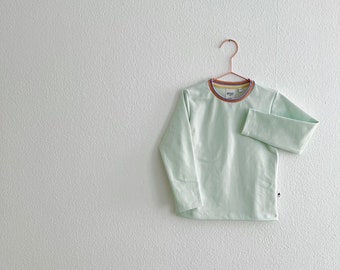 cooles einfaches Longsleeve in mint mit bunt gestreiftem Halsbündchen