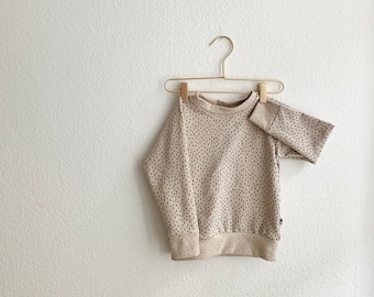 cooler Kuschelsweater aus Bio-Sweat in "sand" mit schwarzen kleinen Längspünktchen