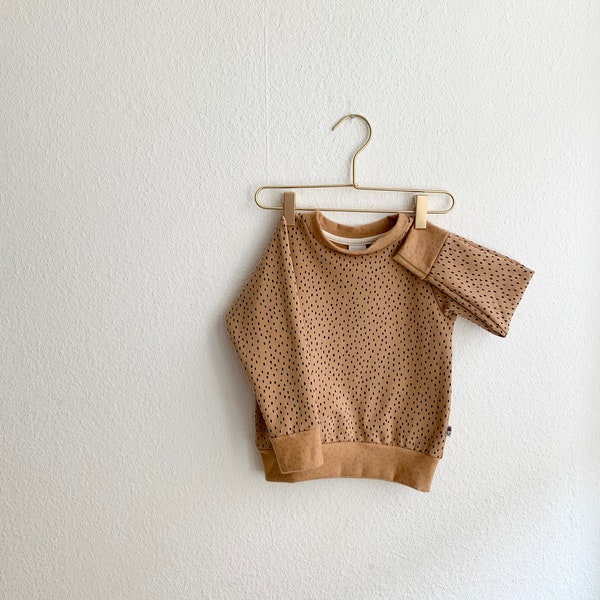 cooler Kuschelsweater aus Bio-Sweat in "camel" mit schwarzen kleinen Längspünktchen