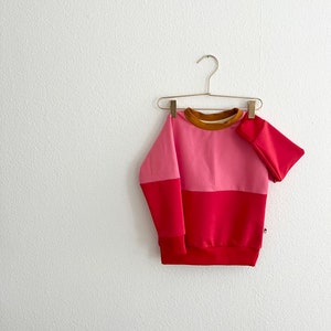 der "Knallbonbon" Colourblock Sweater in pink und rot
