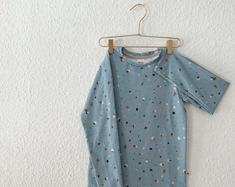 cool long-sleeved shirt with planet/dot pattern in washed blue
