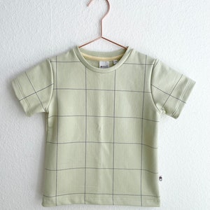 cool T-shirt in light green with minimalist grid print image 2