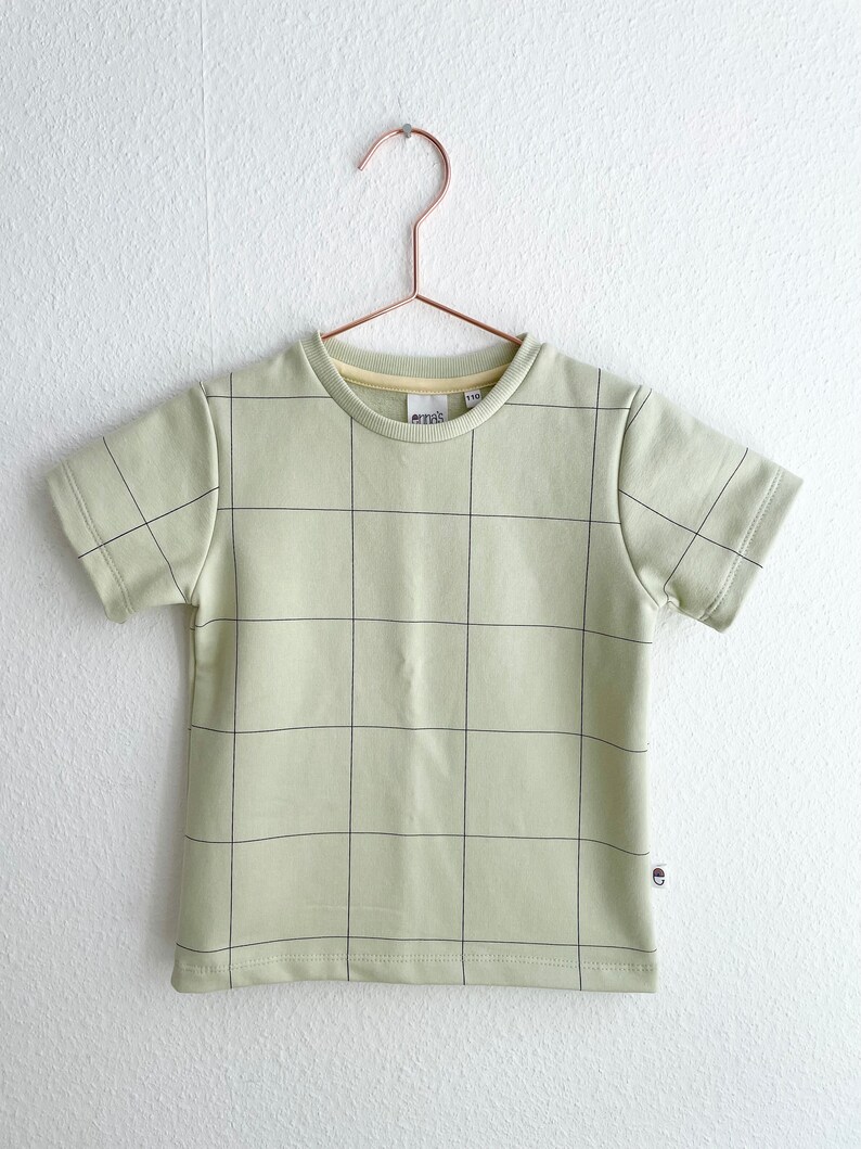 cool T-shirt in light green with minimalist grid print image 2