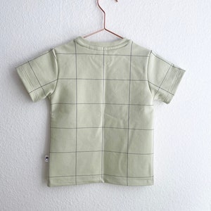 cool T-shirt in light green with minimalist grid print image 5